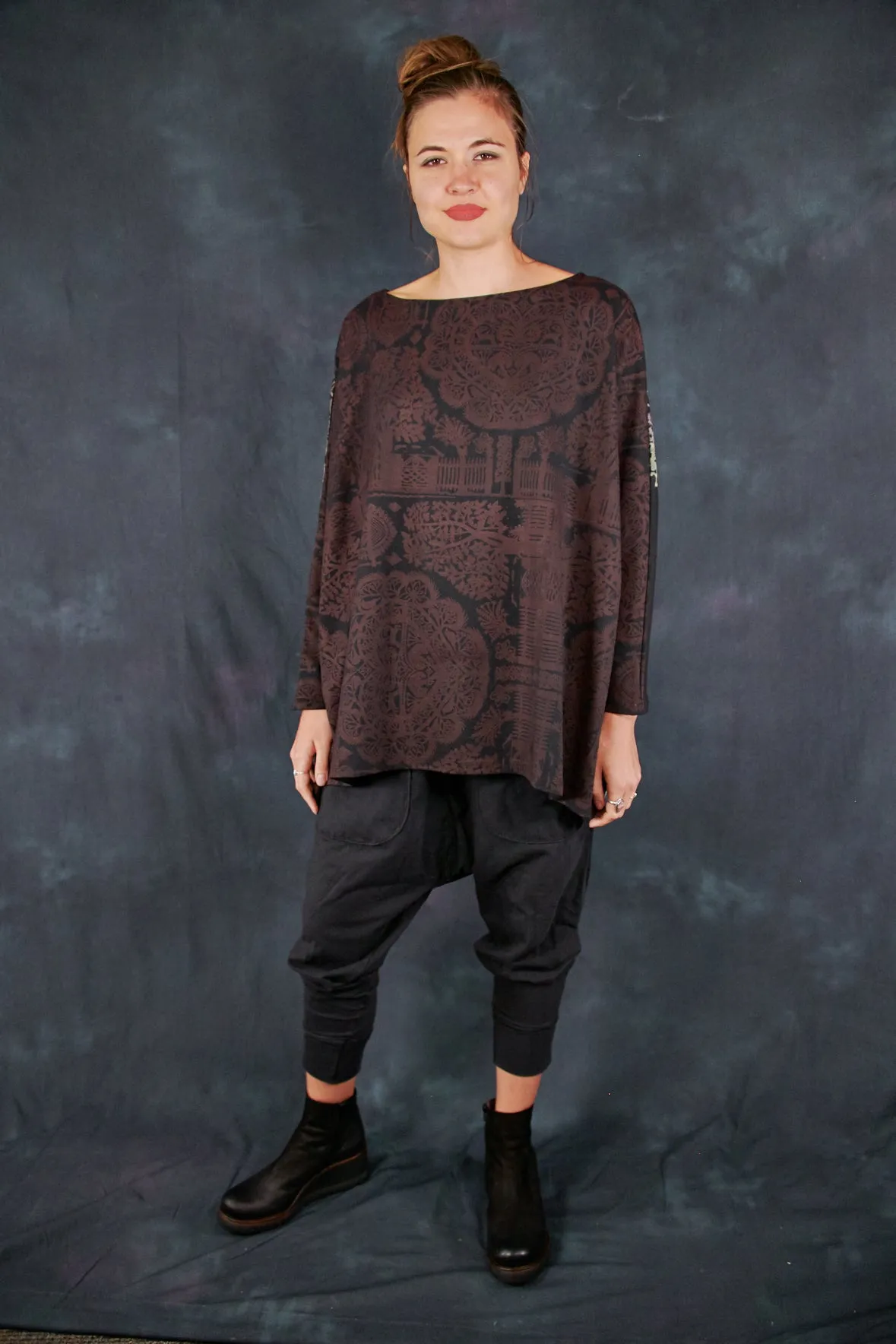 2218 Mariposa Square Top Monochrome Animalia