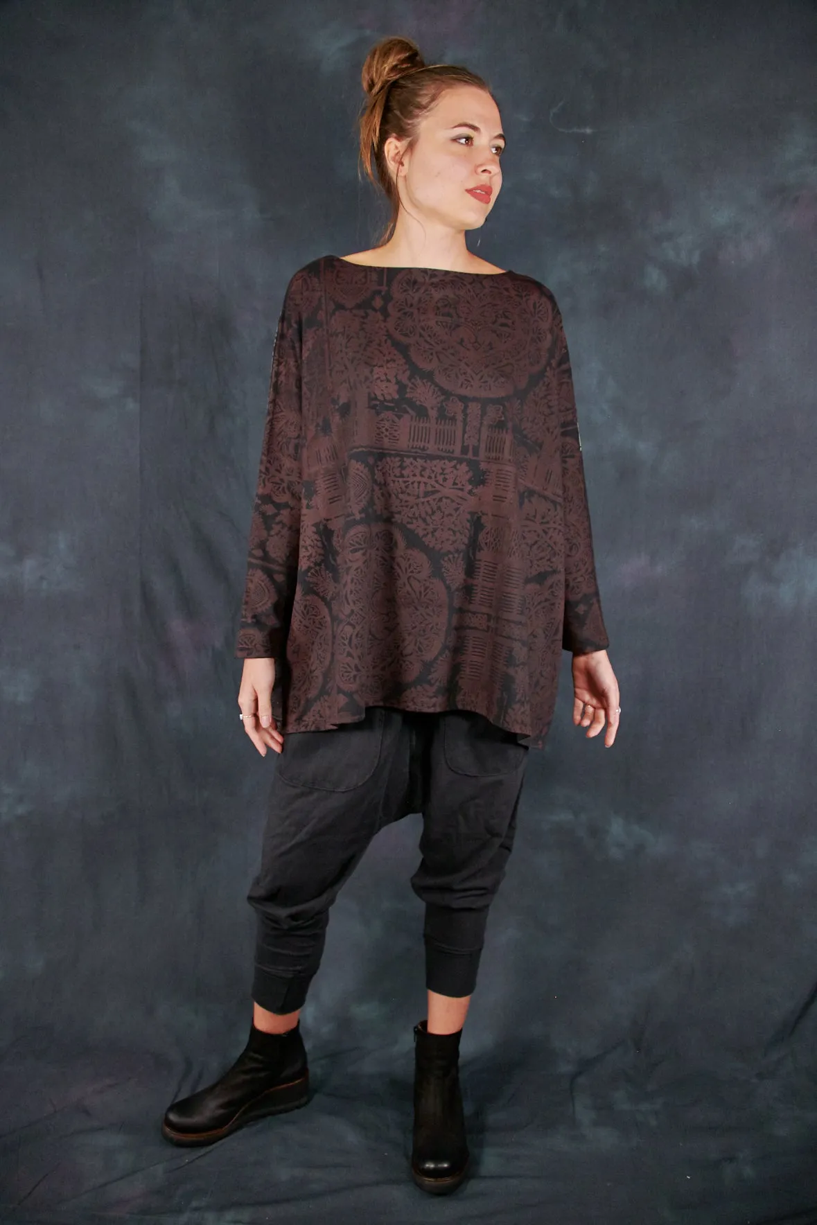 2218 Mariposa Square Top Monochrome Animalia
