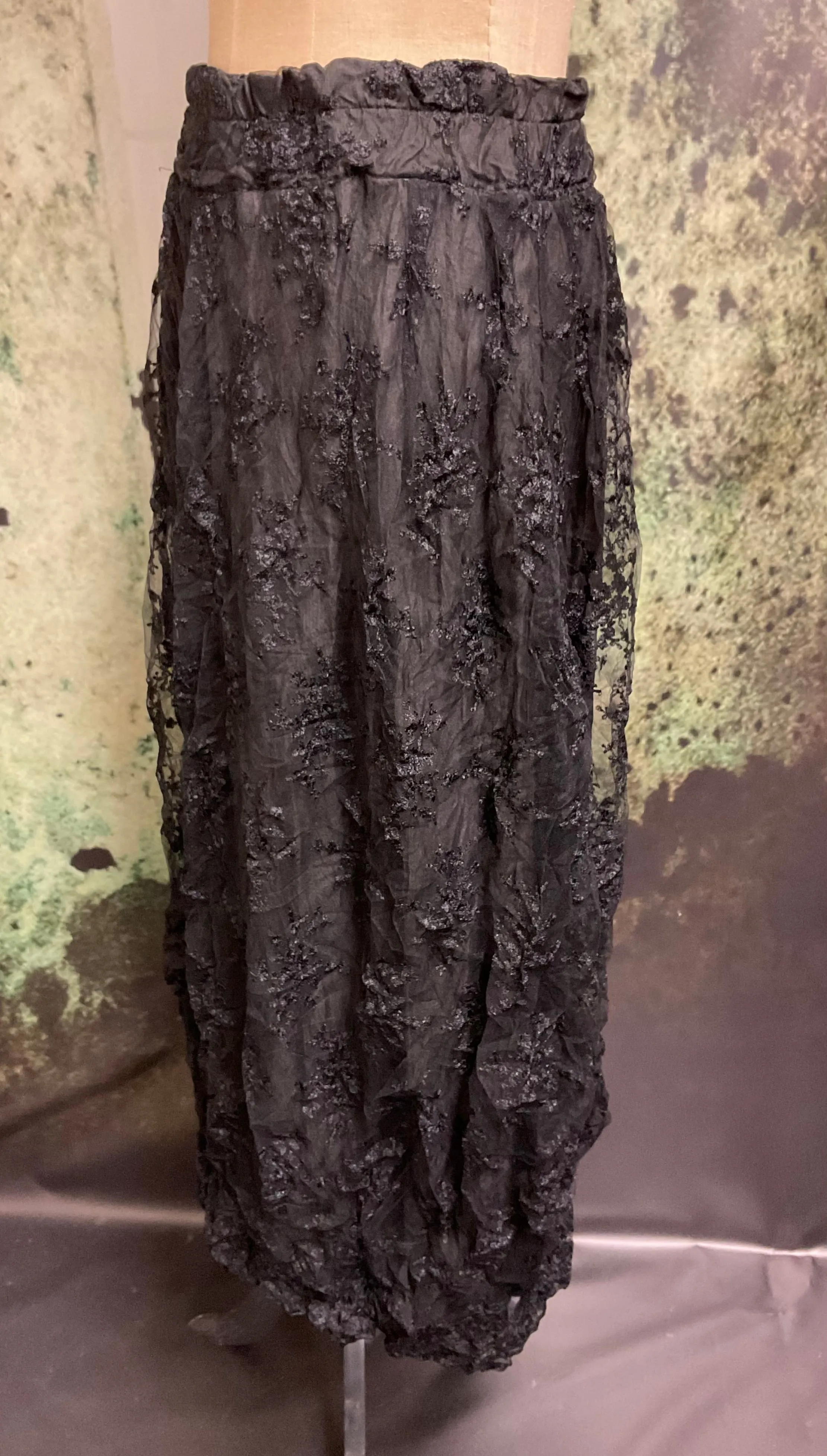 #5438 Bubble hem black lace midi skirt