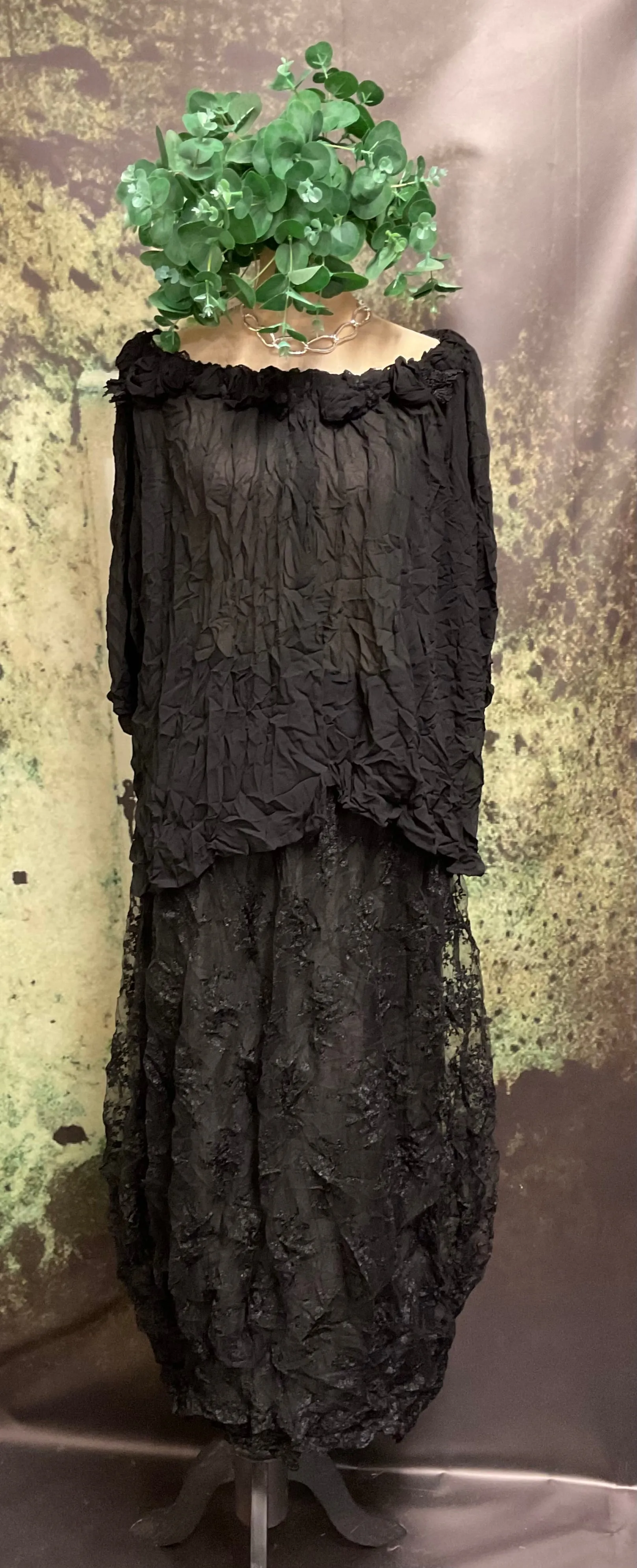 #5438 Bubble hem black lace midi skirt