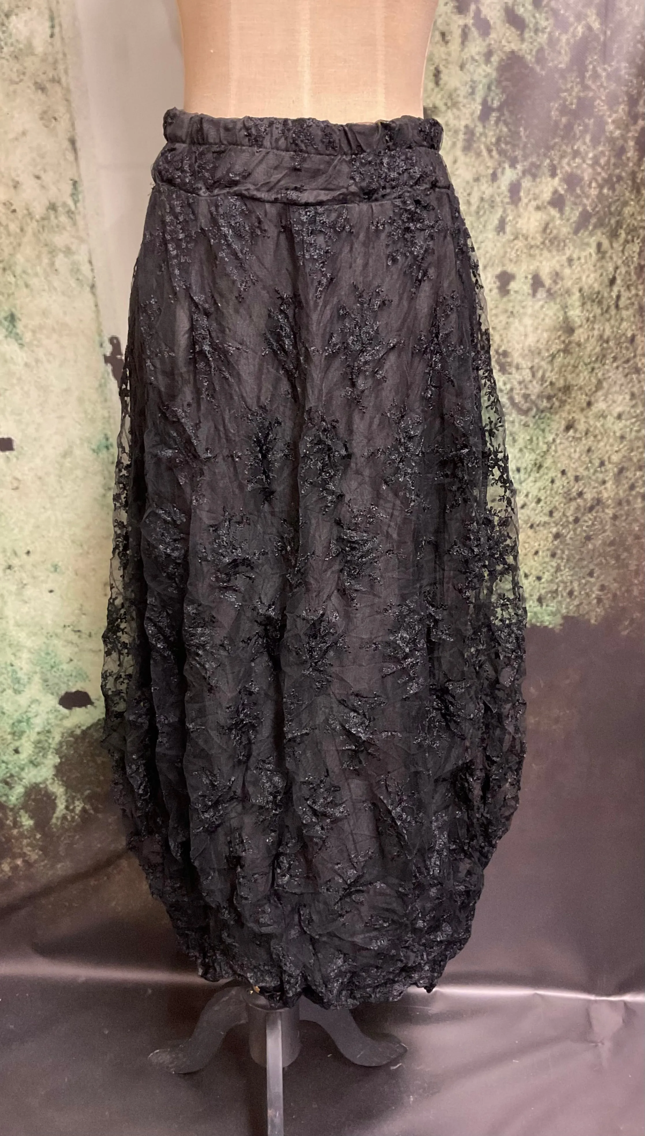 #5438 Bubble hem black lace midi skirt