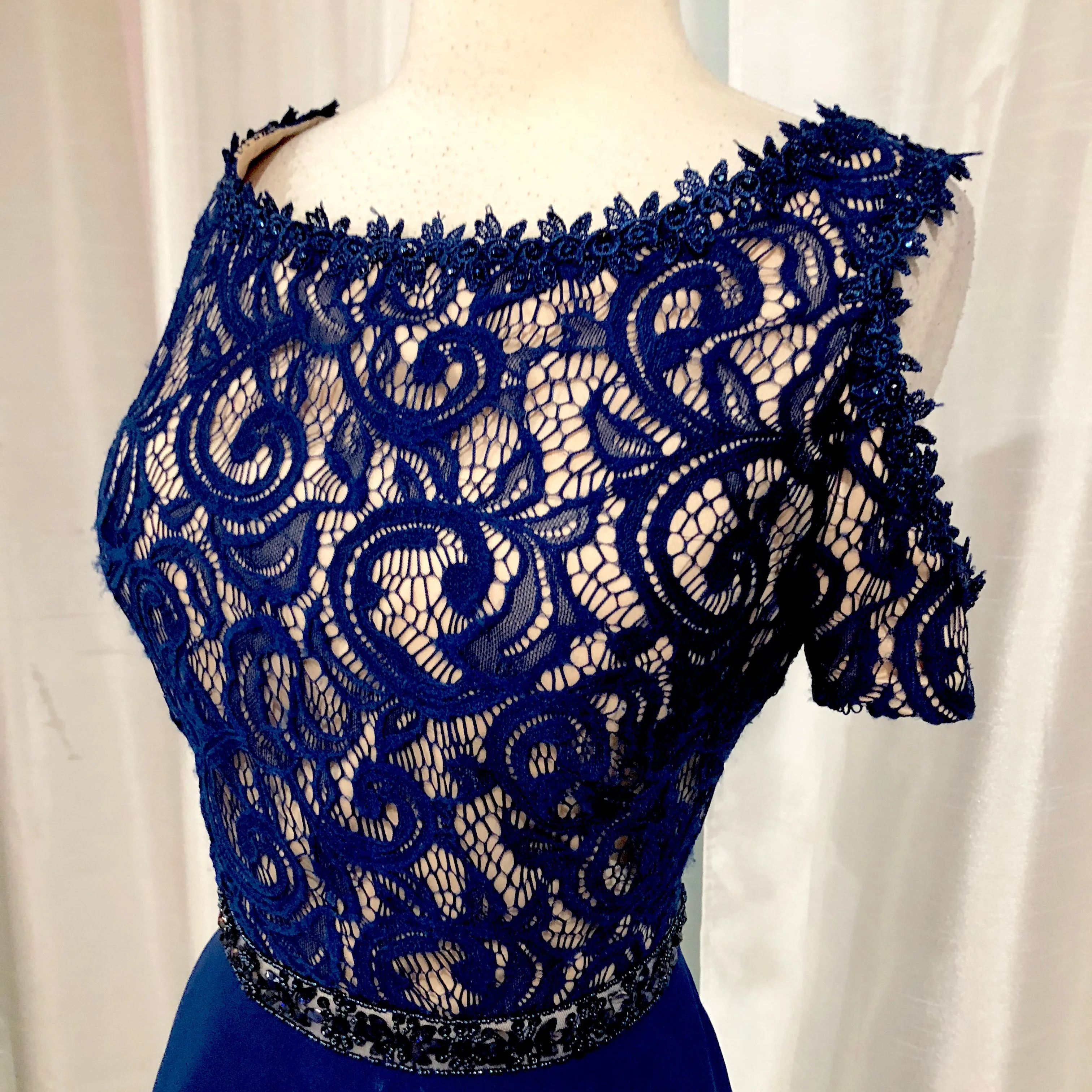 BOUTIQUE Short Navy & Nude Gown Size 16