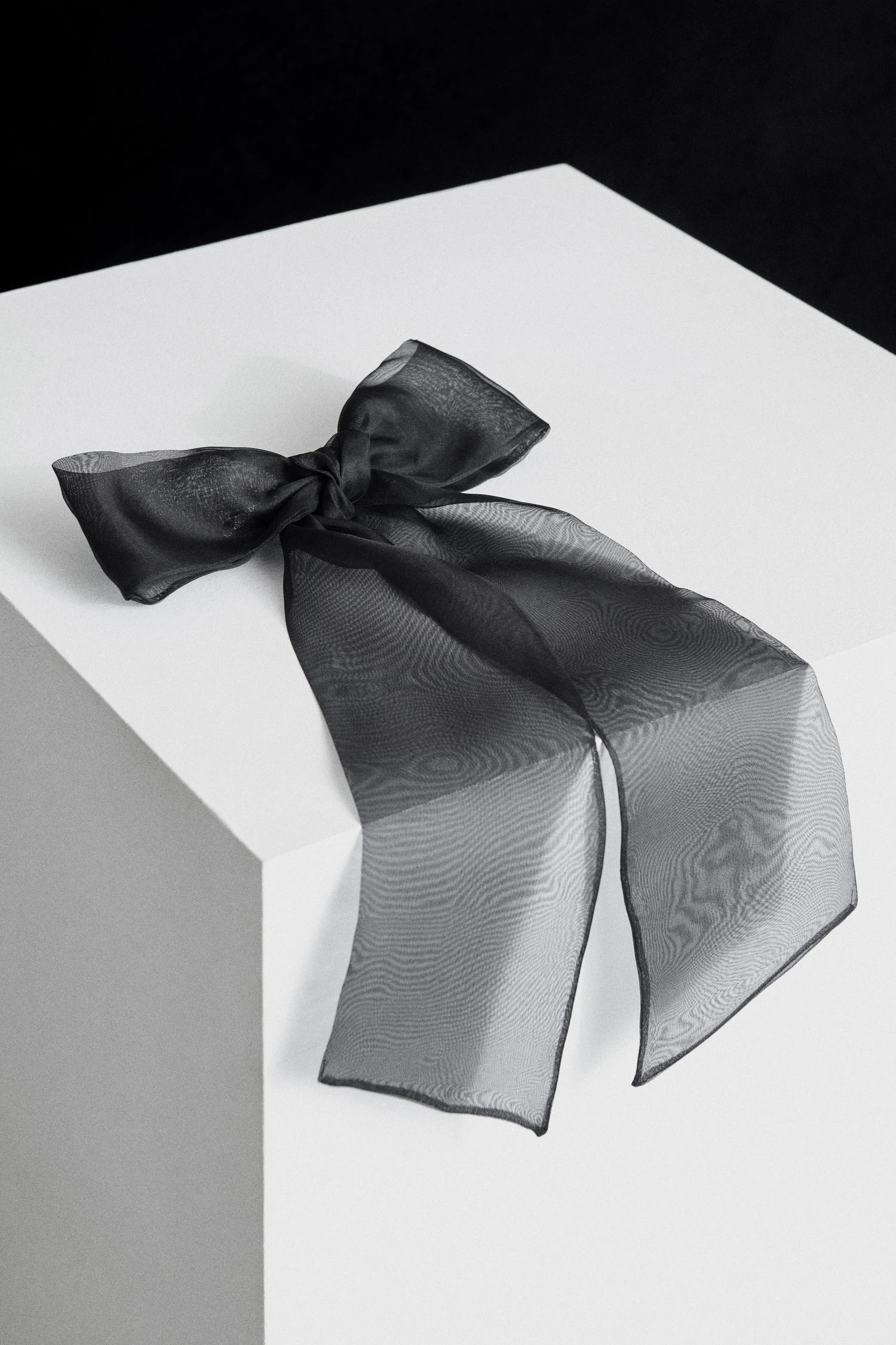 OVERSIZED ORGANZA BOW