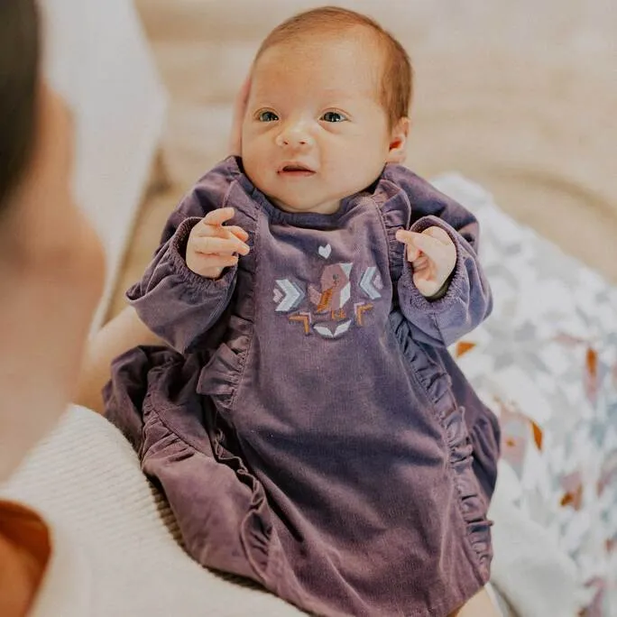 Robe cache-couche à manches longues en velours côtelé, naissance || Long-sleeved bodysuit dress in corduroy, newborn